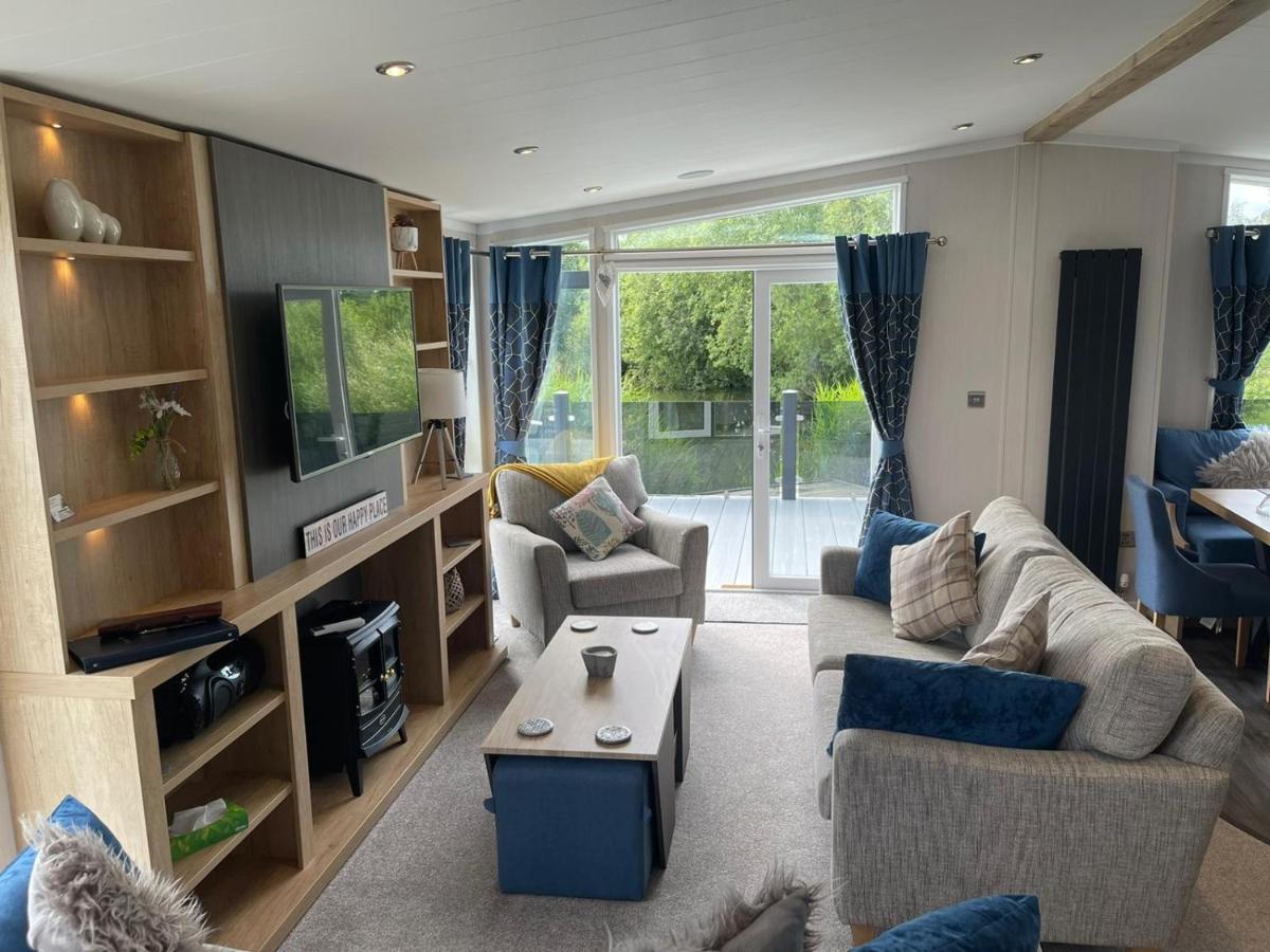 Indulgence Lakeside Lodge I3 With Hot Tub, Private Fishing Peg Situated At Tattershall Lakes Country Park Екстер'єр фото