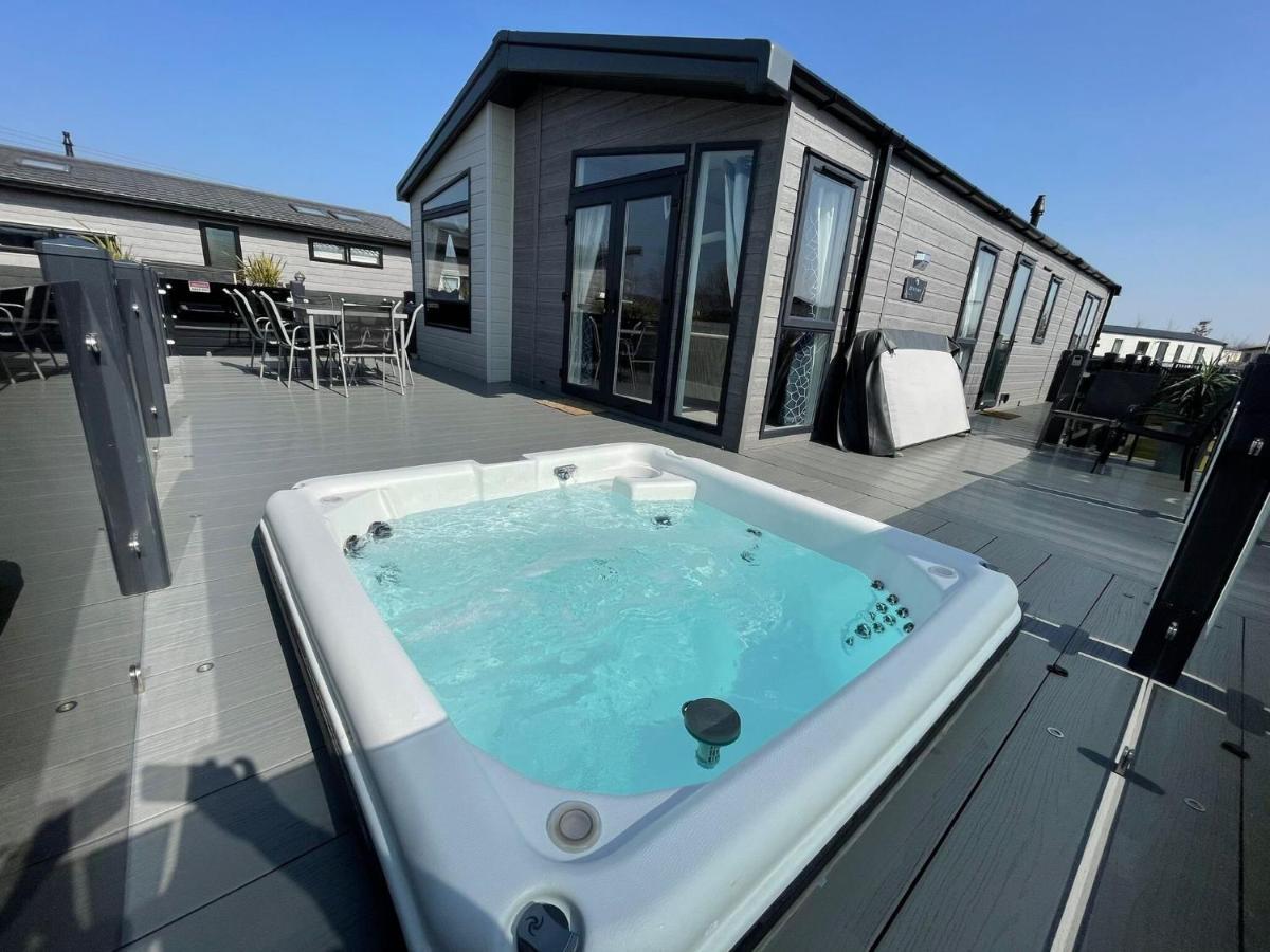 Indulgence Lakeside Lodge I3 With Hot Tub, Private Fishing Peg Situated At Tattershall Lakes Country Park Екстер'єр фото