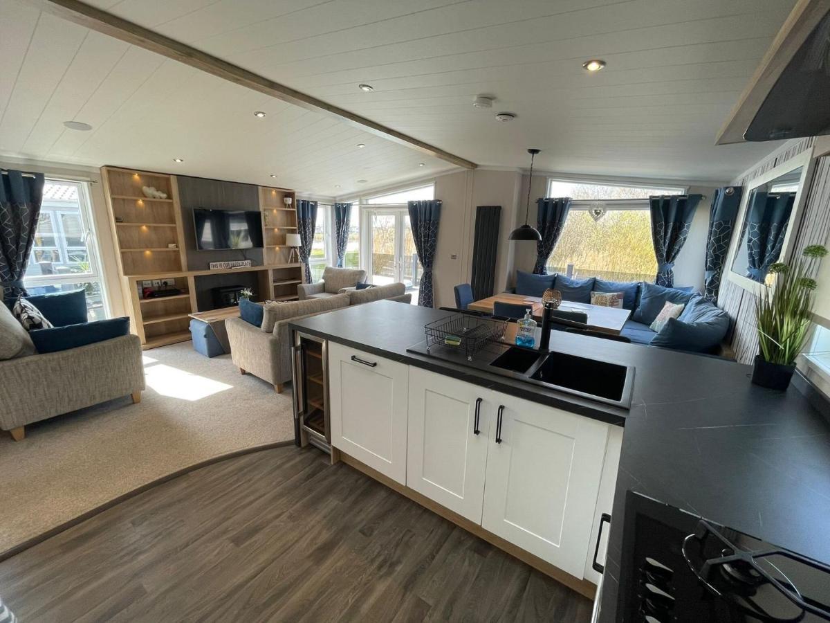 Indulgence Lakeside Lodge I3 With Hot Tub, Private Fishing Peg Situated At Tattershall Lakes Country Park Екстер'єр фото